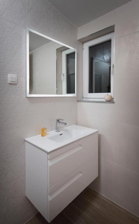 Villa J&J Apartments Residence With Swimming Pool Podstrana Bagian luar foto