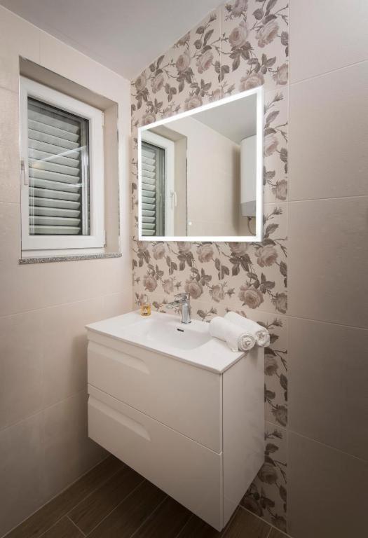 Villa J&J Apartments Residence With Swimming Pool Podstrana Bagian luar foto