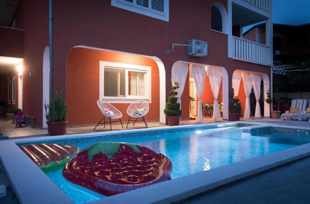 Villa J&J Apartments Residence With Swimming Pool Podstrana Bagian luar foto