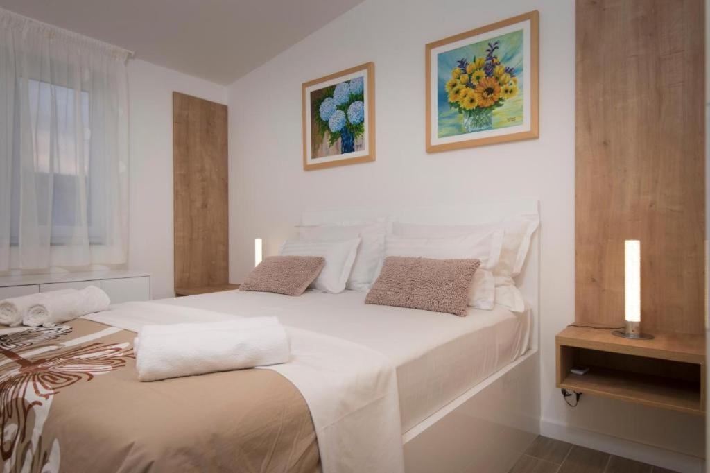 Villa J&J Apartments Residence With Swimming Pool Podstrana Bagian luar foto