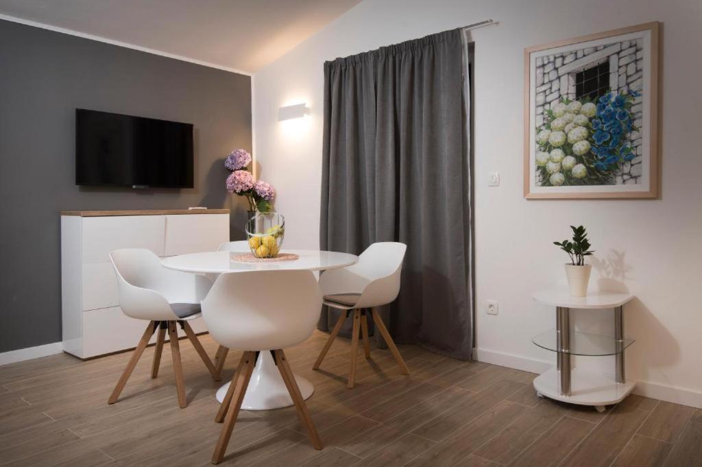 Villa J&J Apartments Residence With Swimming Pool Podstrana Bagian luar foto