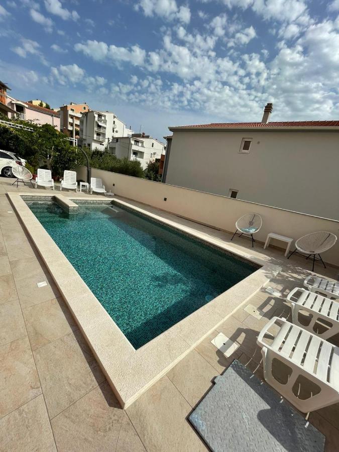 Villa J&J Apartments Residence With Swimming Pool Podstrana Bagian luar foto