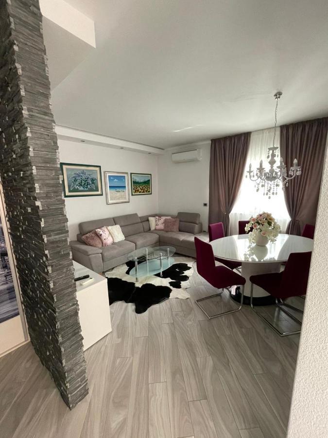 Villa J&J Apartments Residence With Swimming Pool Podstrana Bagian luar foto