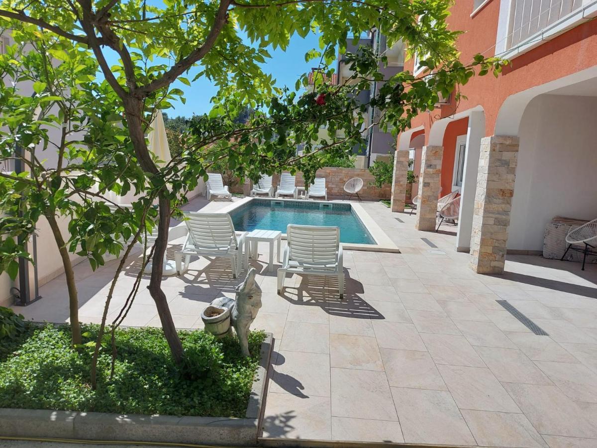 Villa J&J Apartments Residence With Swimming Pool Podstrana Bagian luar foto