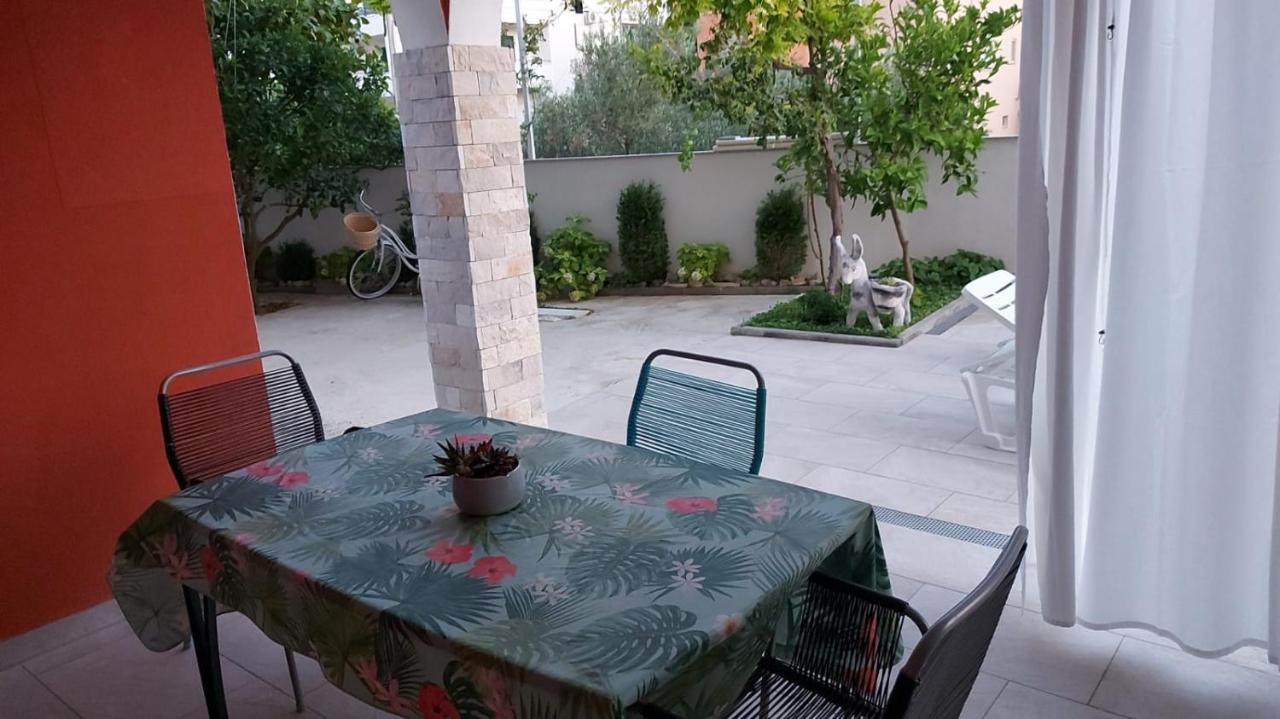 Villa J&J Apartments Residence With Swimming Pool Podstrana Bagian luar foto