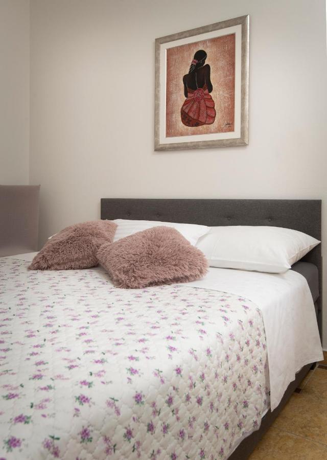 Villa J&J Apartments Residence With Swimming Pool Podstrana Bagian luar foto