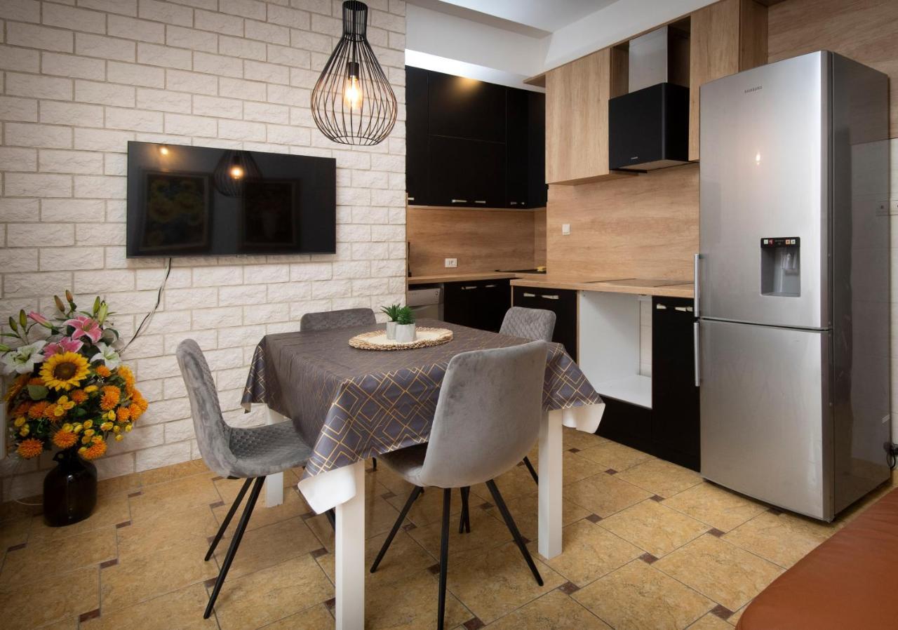 Villa J&J Apartments Residence With Swimming Pool Podstrana Bagian luar foto