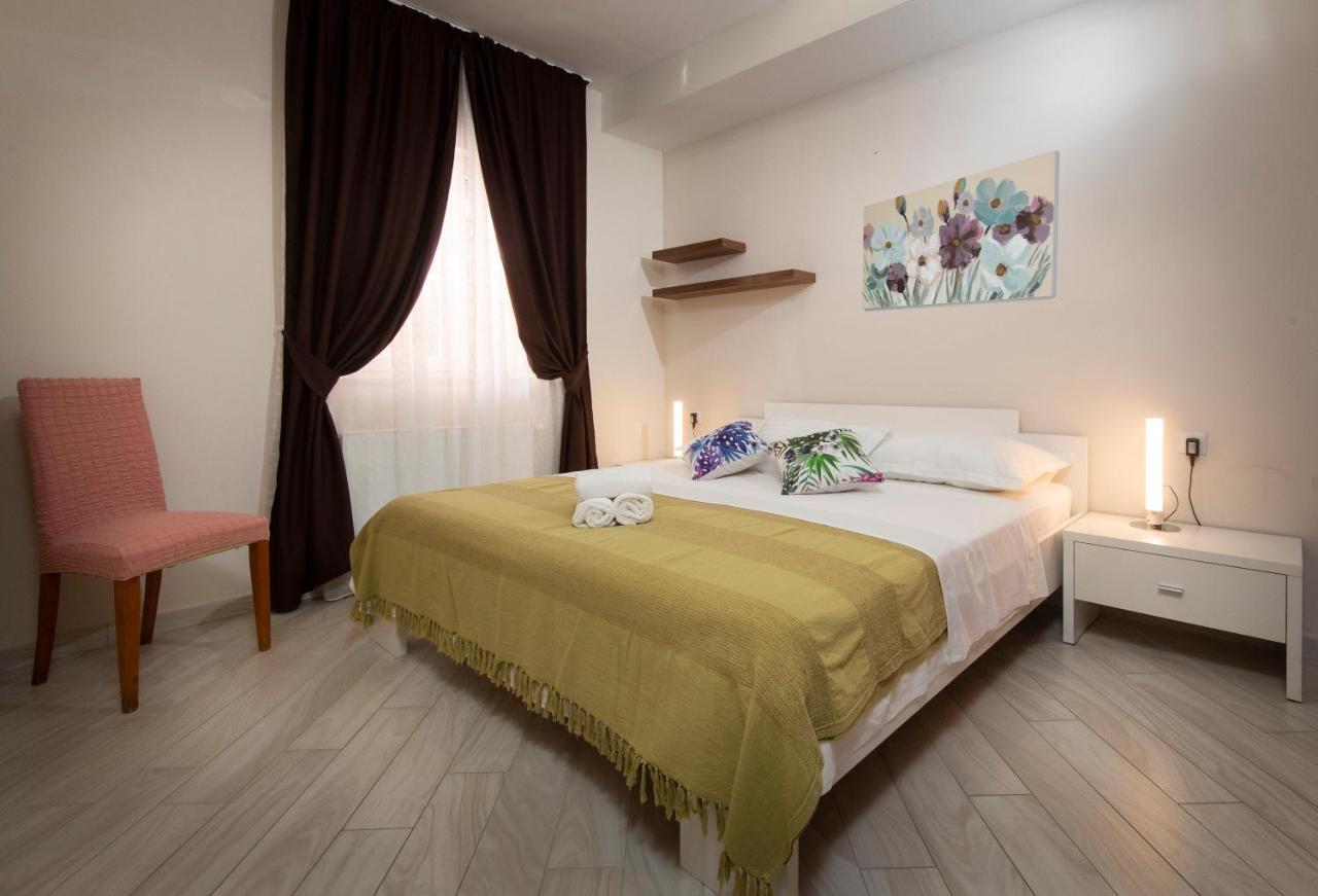 Villa J&J Apartments Residence With Swimming Pool Podstrana Bagian luar foto