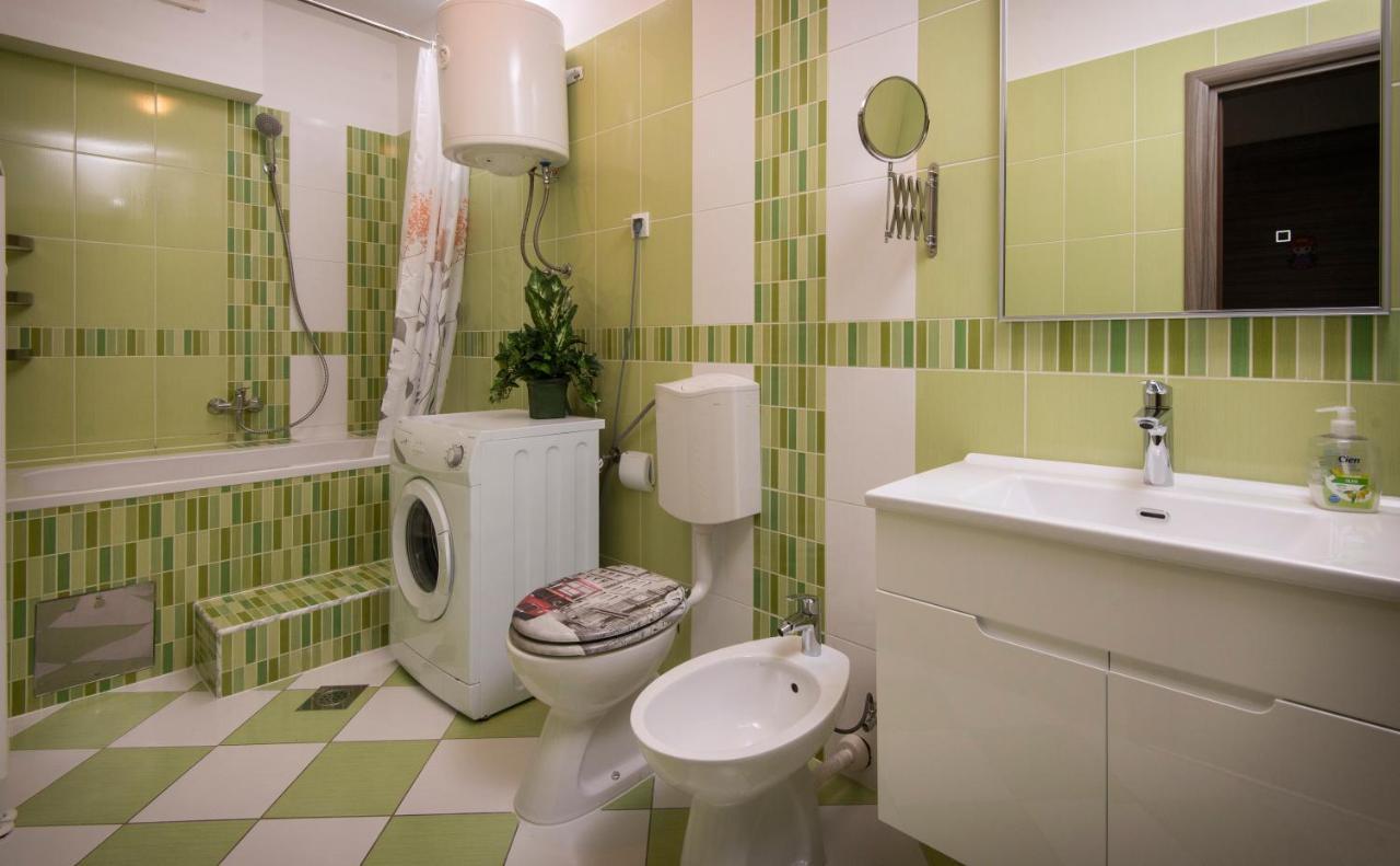 Villa J&J Apartments Residence With Swimming Pool Podstrana Bagian luar foto