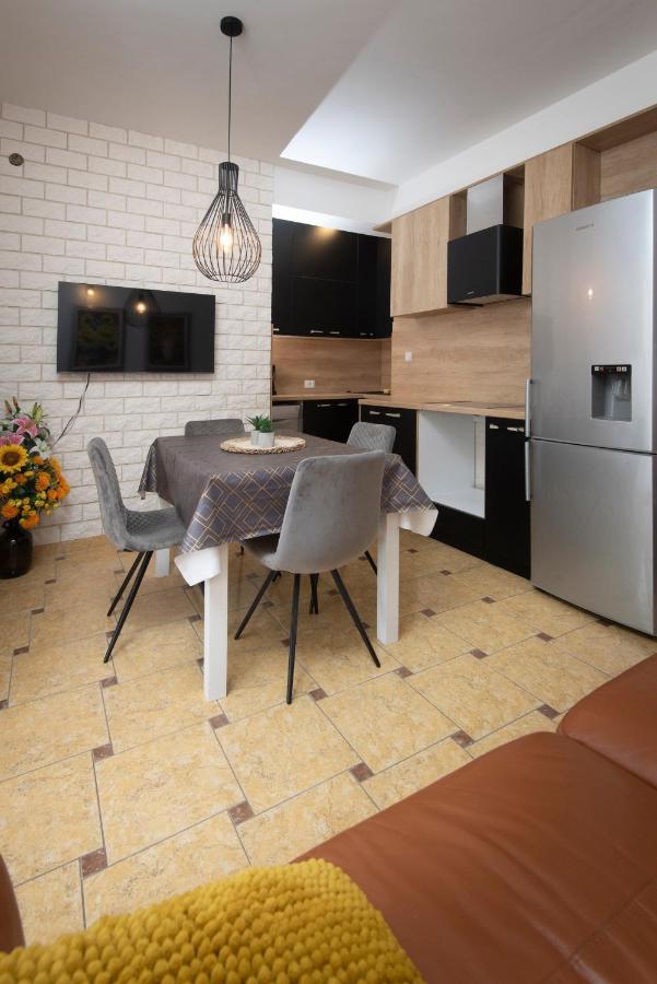 Villa J&J Apartments Residence With Swimming Pool Podstrana Bagian luar foto