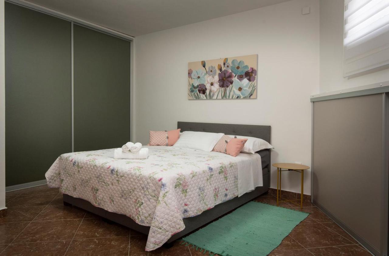 Villa J&J Apartments Residence With Swimming Pool Podstrana Bagian luar foto