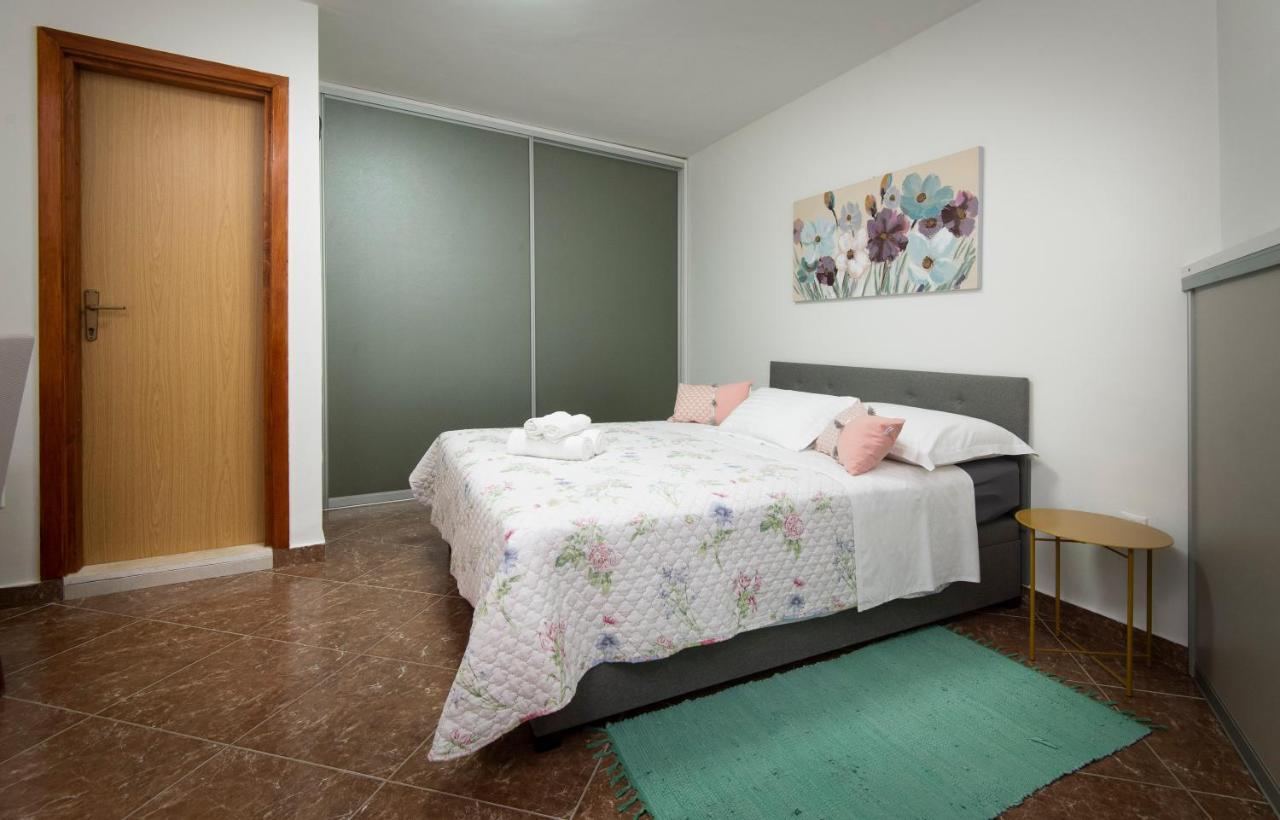 Villa J&J Apartments Residence With Swimming Pool Podstrana Bagian luar foto
