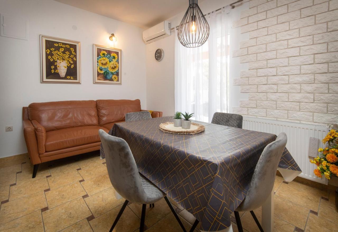 Villa J&J Apartments Residence With Swimming Pool Podstrana Bagian luar foto