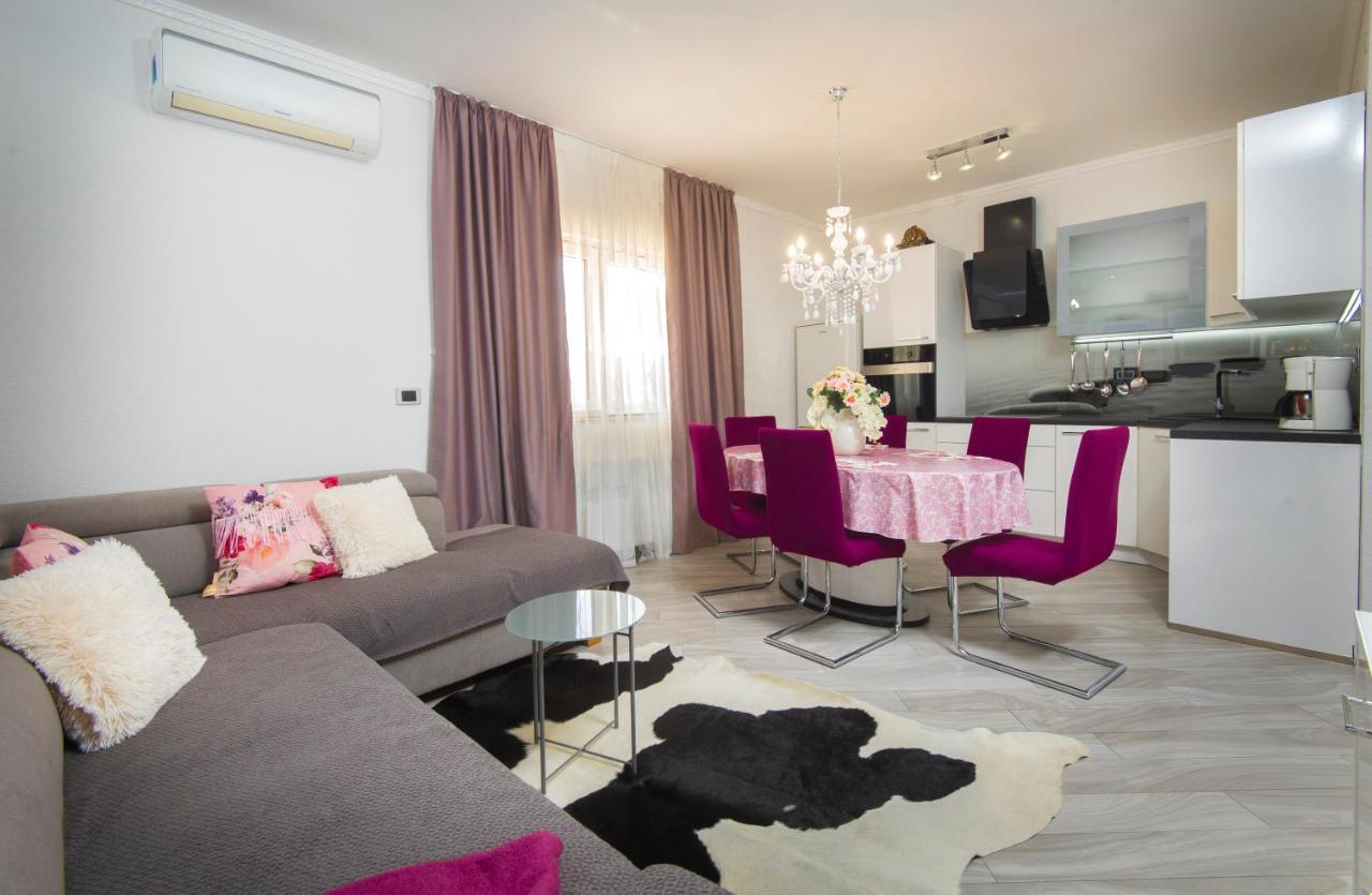 Villa J&J Apartments Residence With Swimming Pool Podstrana Bagian luar foto