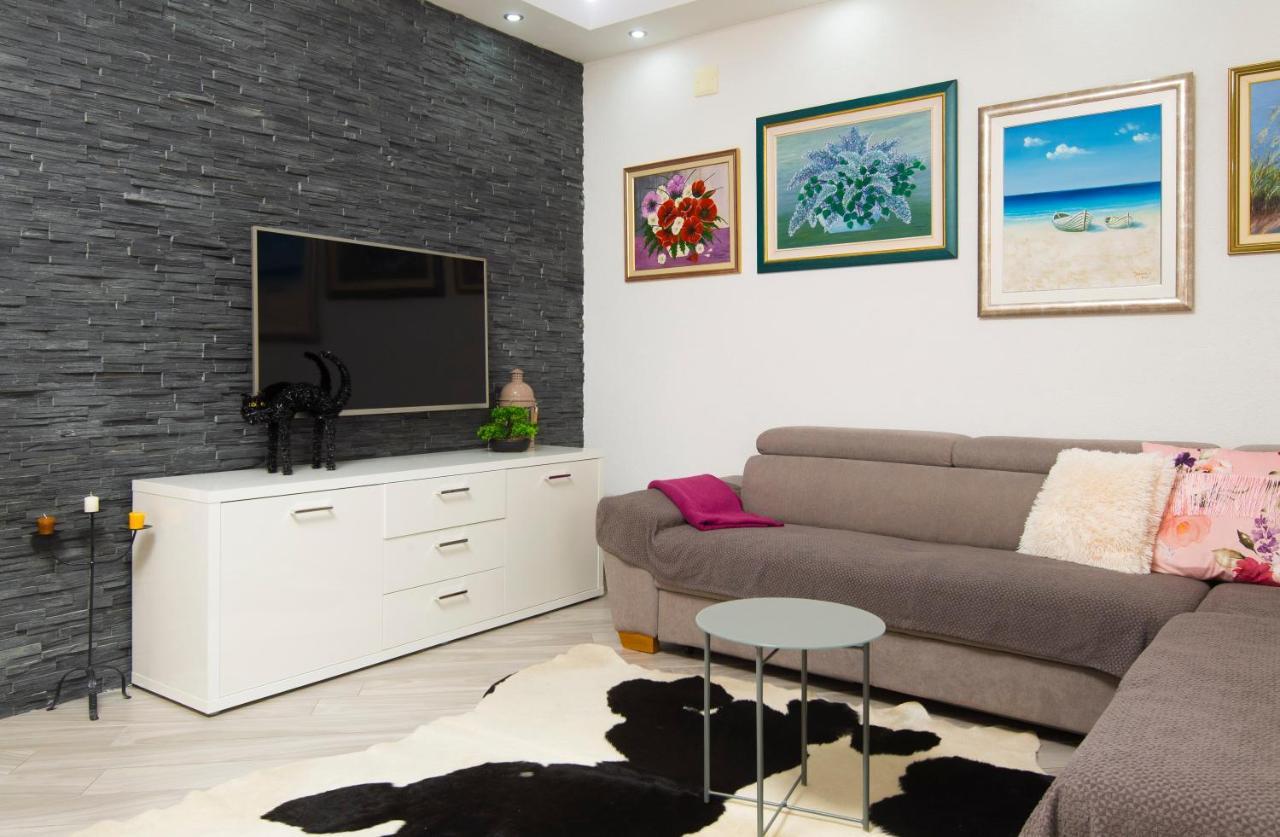 Villa J&J Apartments Residence With Swimming Pool Podstrana Bagian luar foto